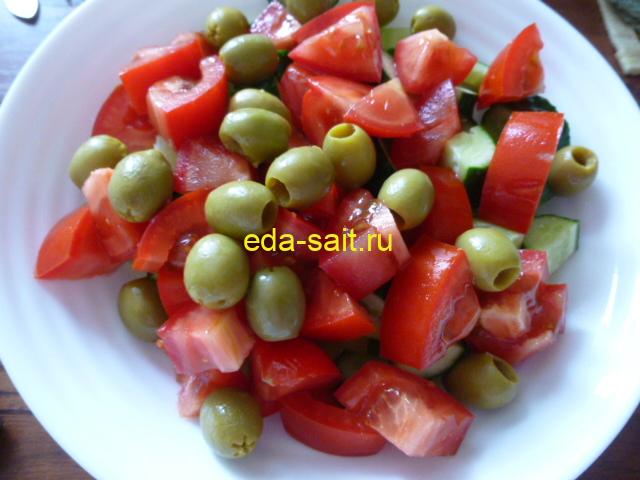 Добавить в греческий салат с адыгейским сыром оливки